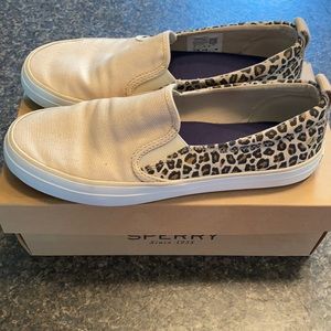 Like new cheetah sperry slip-ons.